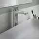 Waschtischarmatur von Ideal Standard mit einem modernen Design. Der Wasserhahn ist verchromt und befindet sich über einem weißen Waschbecken in einem zeitgemäßen Badezimmer.